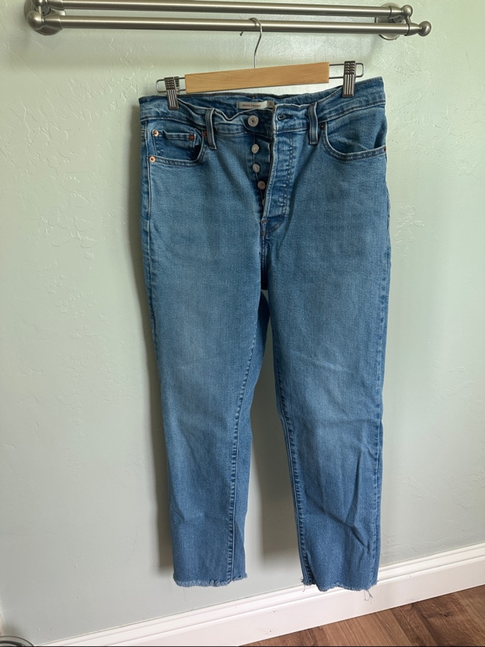 Levi's Women's Wedgie Straight Jeans | Size 31 - Picture 4 of 9